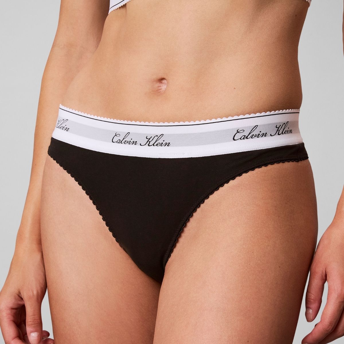 Calvin Klein New Signature Logo g-streng, sort - LV00QF9075 - UB1 - Black