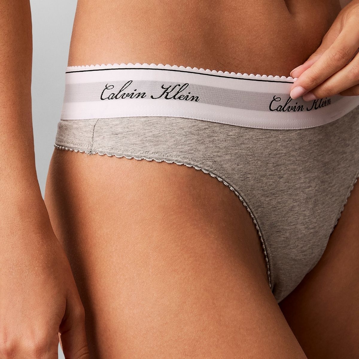 Calvin Klein New Signature Logo g-streng, grå - LV00QF9075 - P7A - Grey Heather