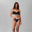 Calvin Klein New Signature Logo g-streng, sort - LV00QF9075 - UB1 - Black